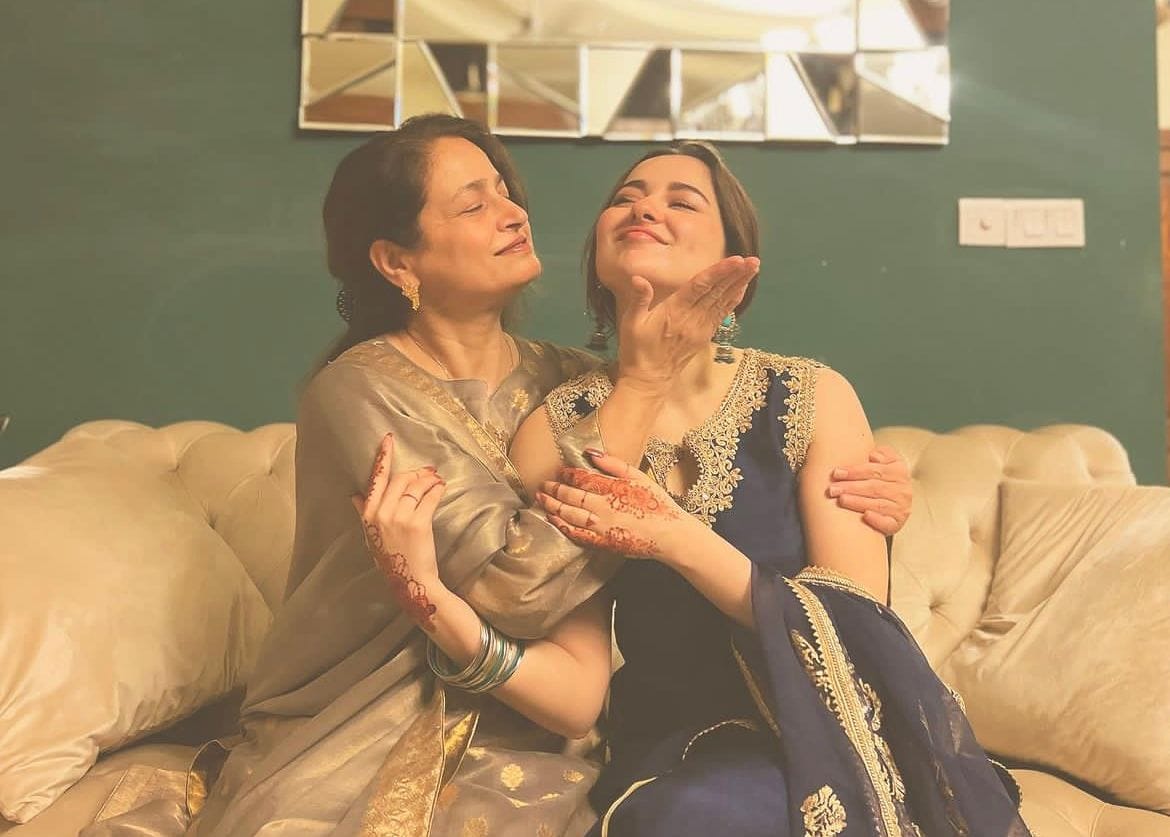Hania Aamir s endearing mother-daughter moment melts hearts