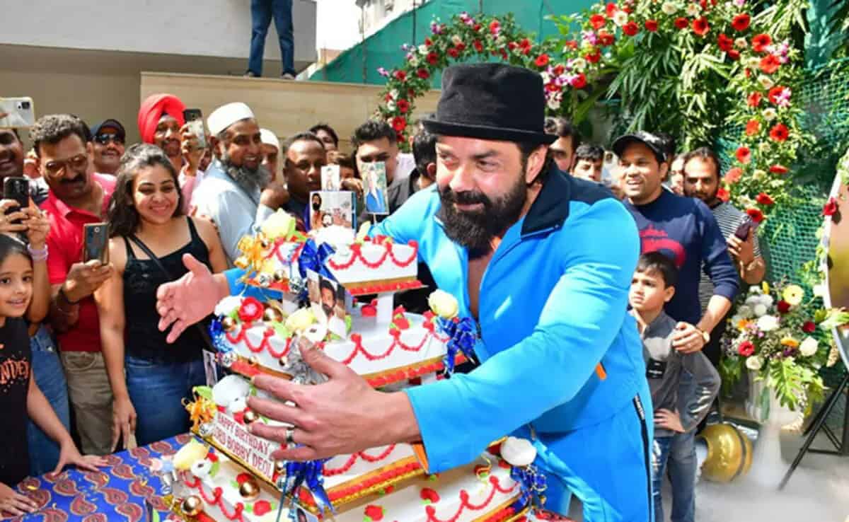 Bobby Deol celebrates 55th birthday with fans - Daily Pakistan English News
