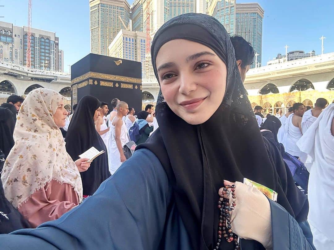 Aima Baig shares pictures from her Umrah pilgrimage - Daily Pakistan ...