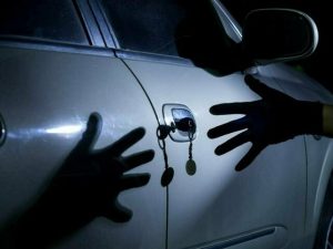 Brave Woman Foils Car Theft Attempt In Islamabad