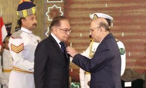 President Zardari Confers Nishan E Pakistan On Malaysian Pm Anwar Ibrahim