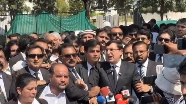 Pti Lawyers Chant Slogans Against Cjp Isa Outside Supreme Court