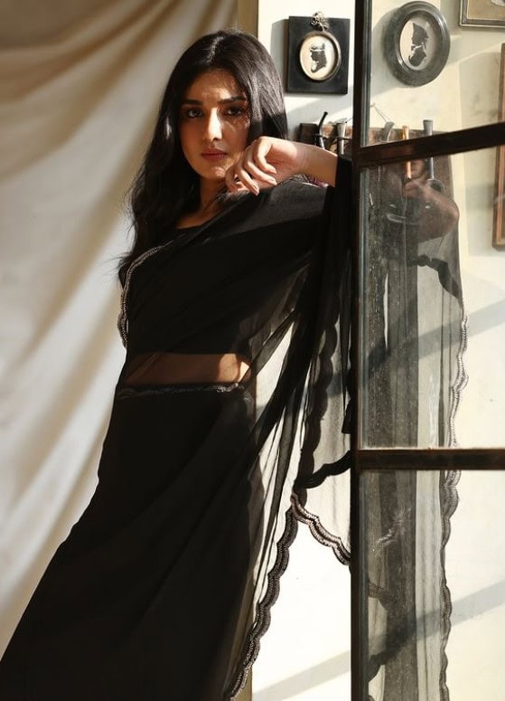 Tuba Anwar Raises Temperature In Black Saree See Pictures 