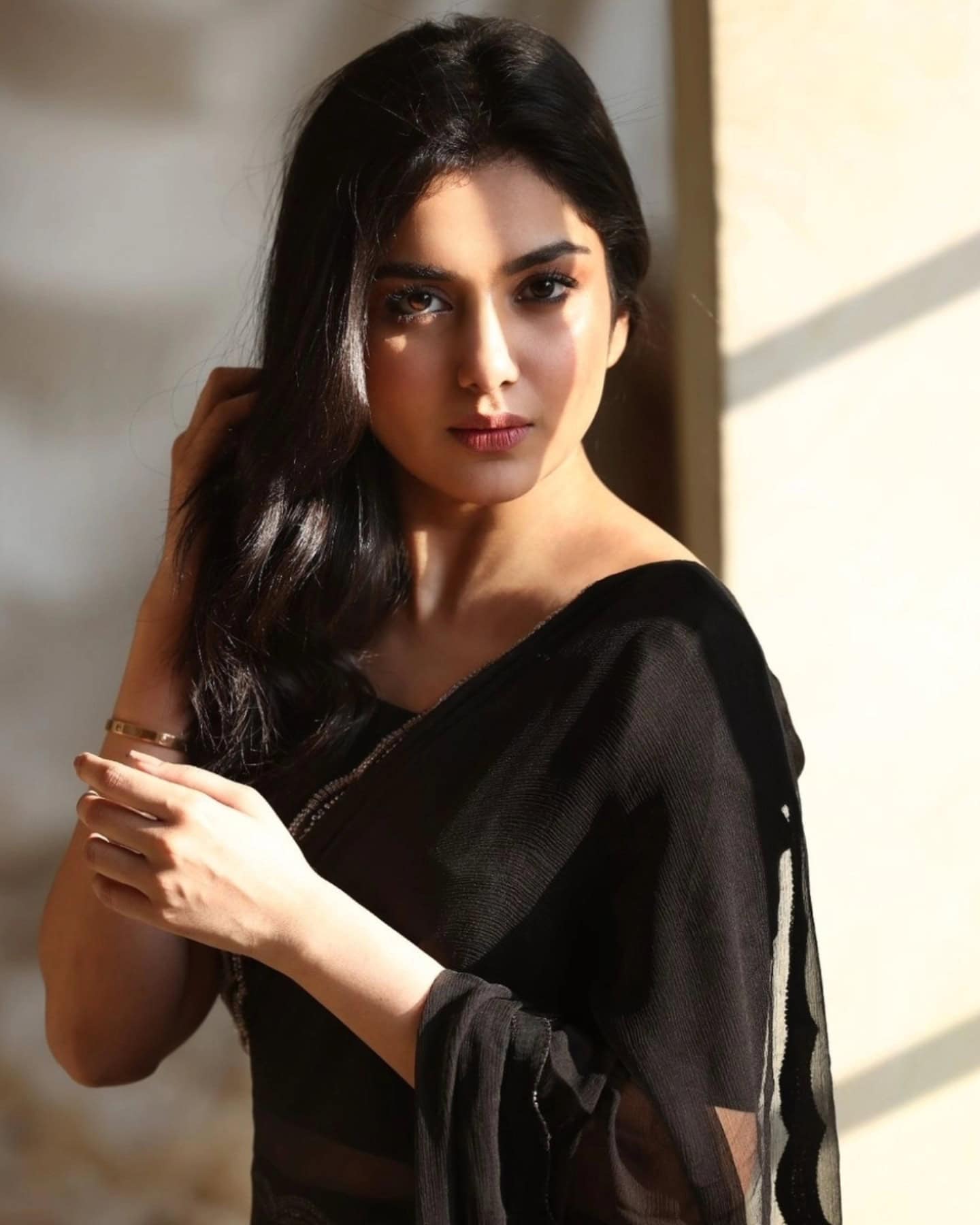 Tuba Anwar Raises Temperature In Black Saree See Pictures 