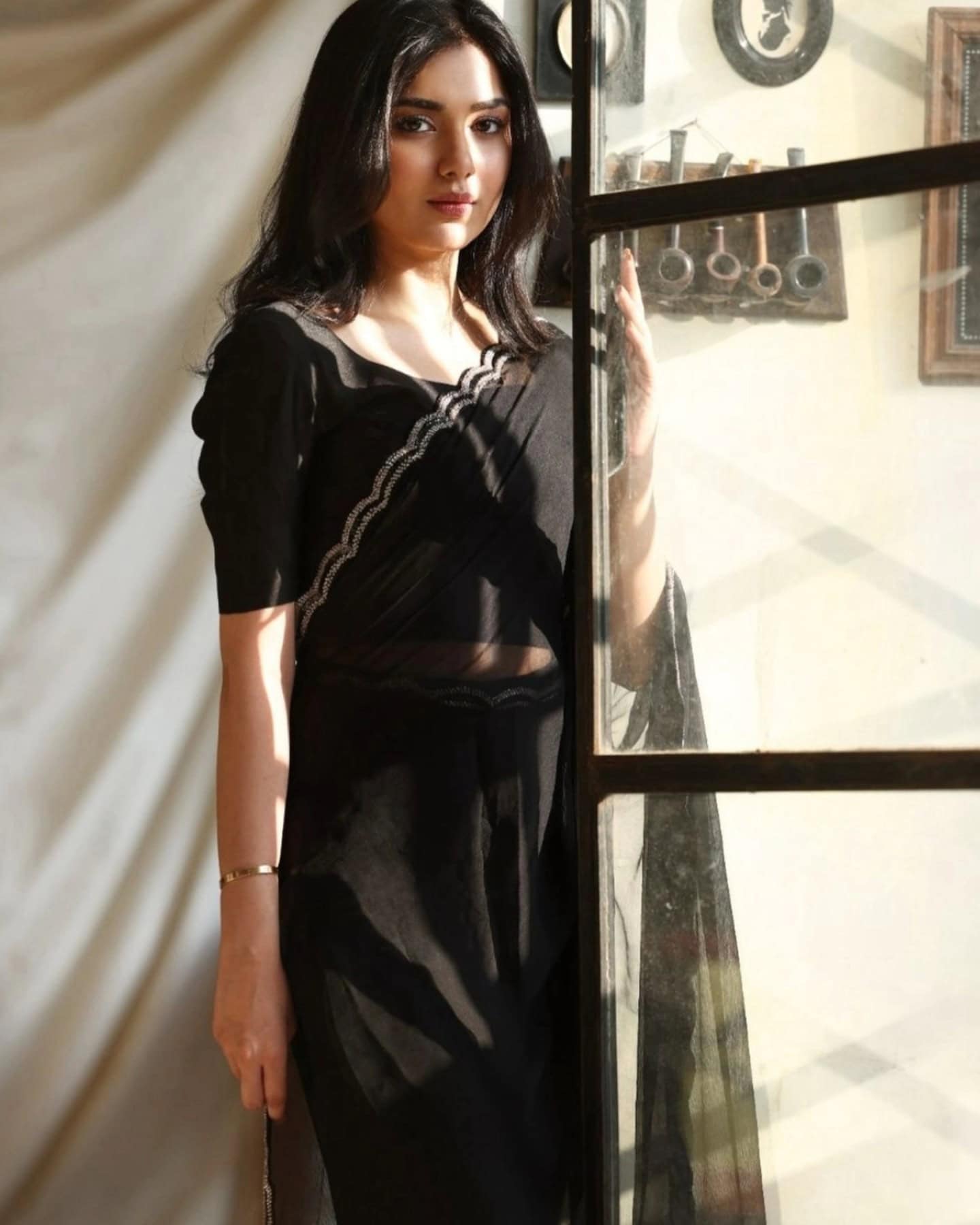 Tuba Anwar Raises Temperature In Black Saree See Pictures 