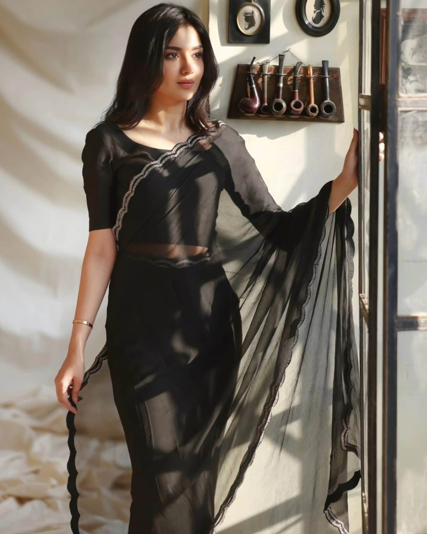 Tuba Anwar Raises Temperature In Black Saree See Pictures 