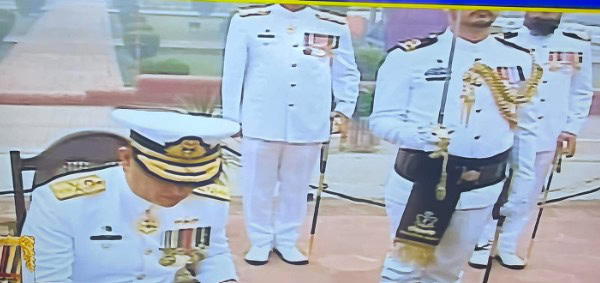 Pakistan Navy Assumes Guard Duties At Mazare E Iqbal 