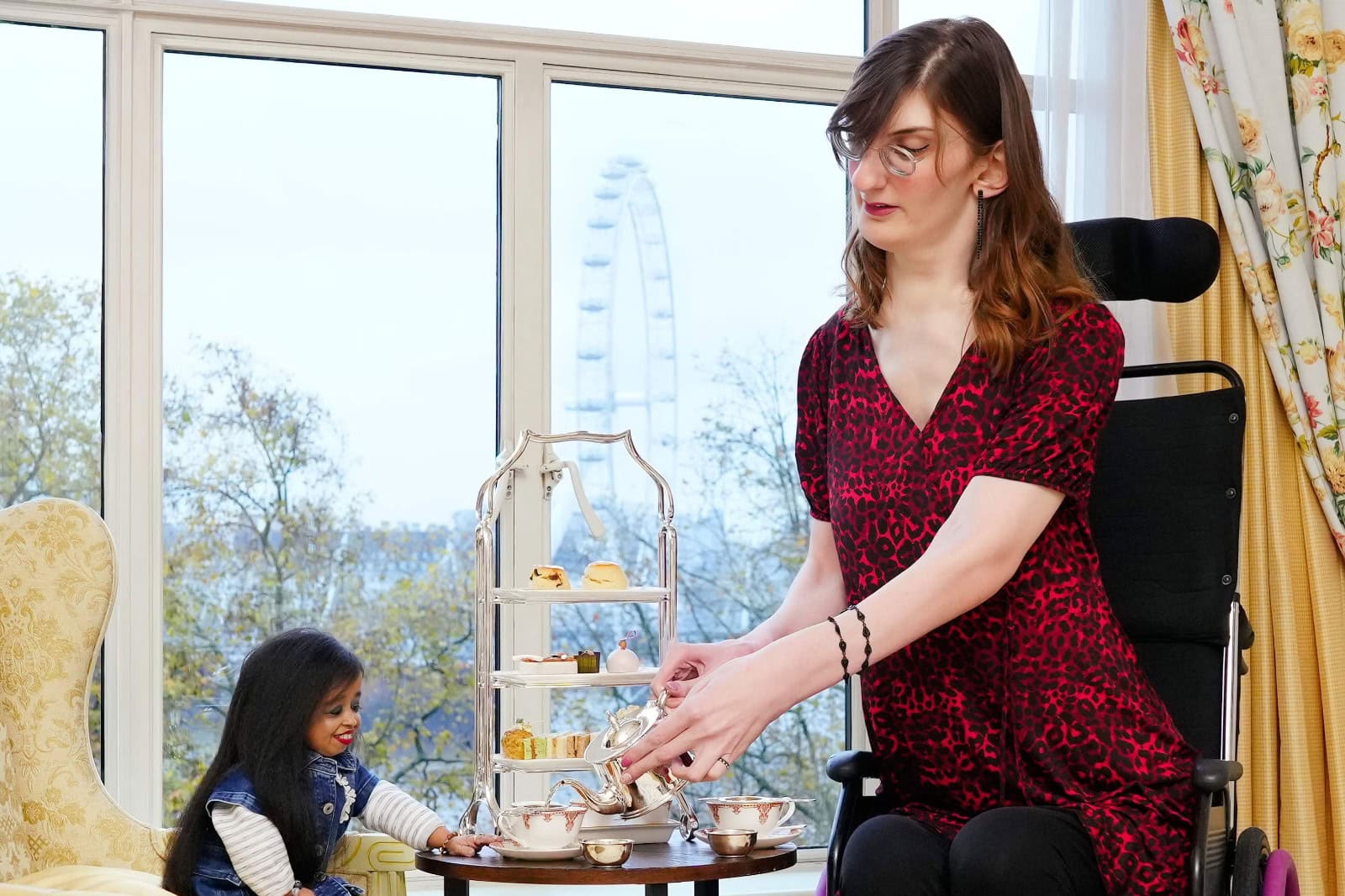 World's tallest, shortest women meet for the first time, heartwarming ...