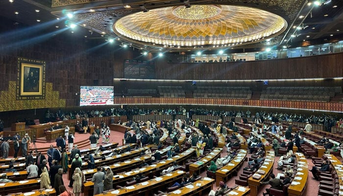 Chaos Erupts In National Assembly During Pm Shehbaz Sharifs Entrance