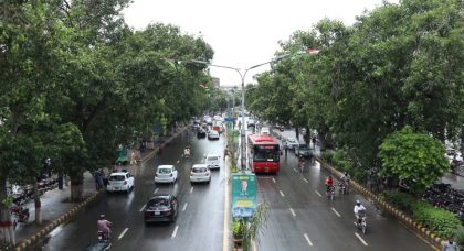 Morning Rain Brings Chill To Lahore Fog Disrupts Road Traffic On Motorways