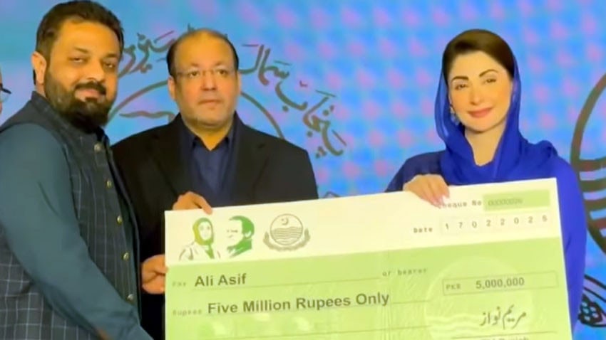 Cm Maryam Distributes Cheques Under Asaan Karobar Scheme