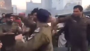 Lahore Cop Slaps Special Branch Official Near Gaddafi Stadium Video