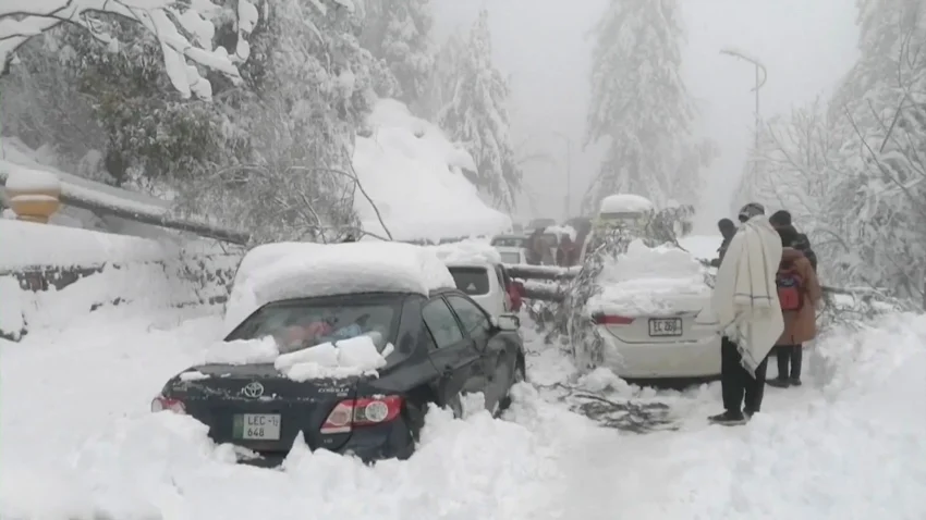 Murree Snowfall Update Pmd Warns Tourists Amid New Weather System