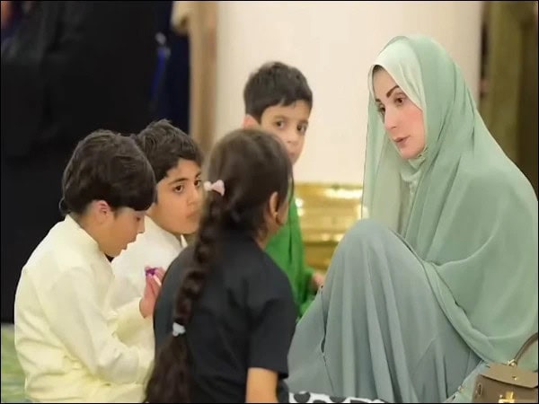 Maryam Nawazs Video With Children At Masjid Nabawi Goes Viral