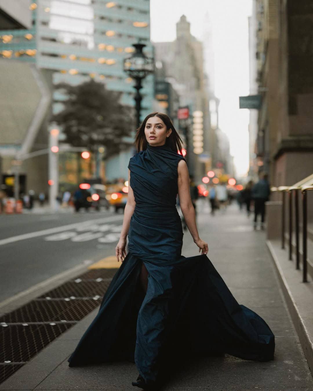 Mahira Khans Regal Look Lights Up New York Streets Ahead Of Love Guru Release 