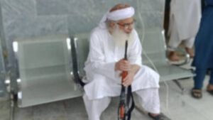 Maulana Abdul Aziz Expels Mufti Abdul Qavi At Gunpoint From Jamia Hafsa Video Goes Viral