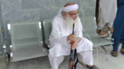 Maulana Abdul Aziz Expels Mufti Abdul Qavi At Gunpoint From Jamia Hafsa Video Goes Viral