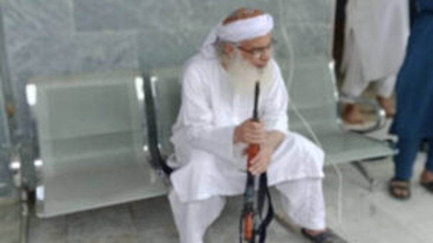Maulana Abdul Aziz Expels Mufti Abdul Qavi At Gunpoint From Jamia Hafsa Video Goes Viral