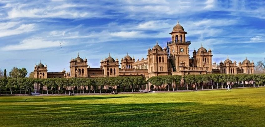 Peshawar University Teachers Barred From Romantic Relationships With Students