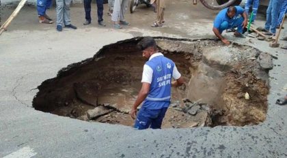 Sinkhole Appears On Lahores Model Town Link Road After First Monsoon Rain