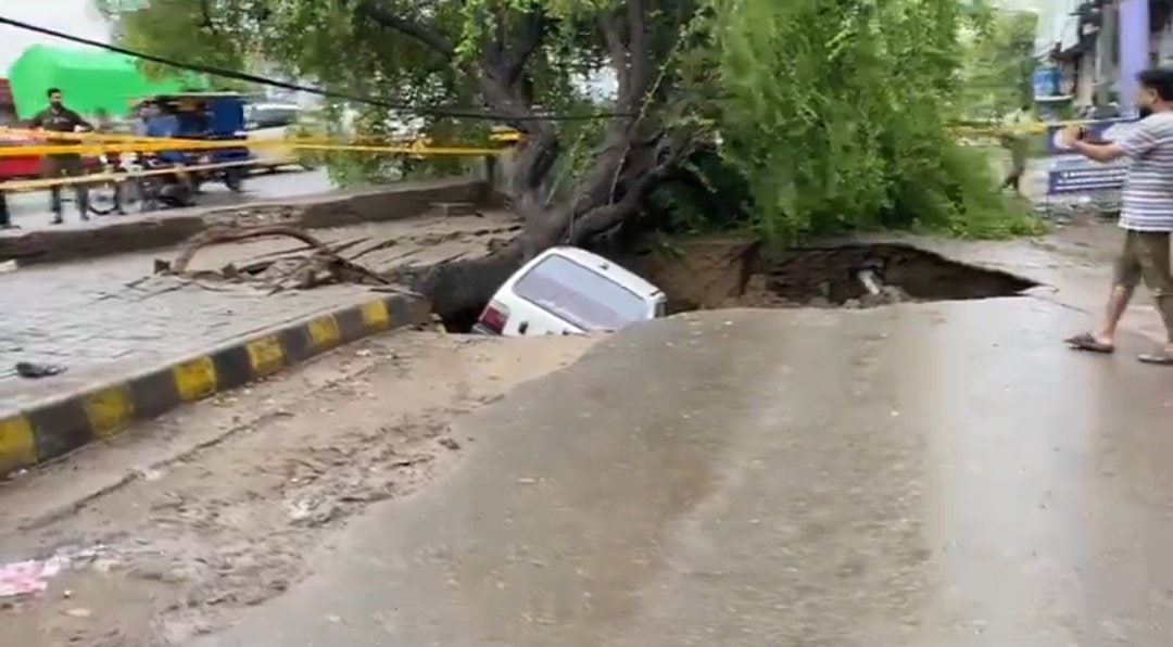 Car plunges into sinkhole in Lahore’s Samanabad after heavy rain Car plunges into sinkhole in Lahore’s Samanabad after heavy rain