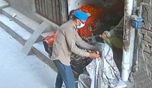 Snatchers Pull Off Earrings From Elderly Woman In Lahores Ghaziabad See Video