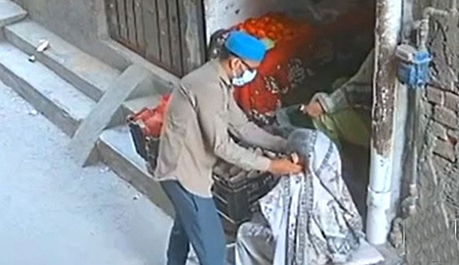 Snatchers Pull Off Earrings From Elderly Woman In Lahores Ghaziabad See Video