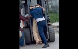 Watch Traffic Warden Citizen Exchange Blows On Murree Road