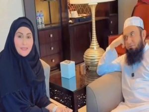 Actress Nargis Performs Umrah Meets Maulana Tariq Jamil In Makkah