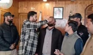 Gilgit Baltistan Ac Administers Polio Drops To Father After He Refuses To Vaccinate His Child