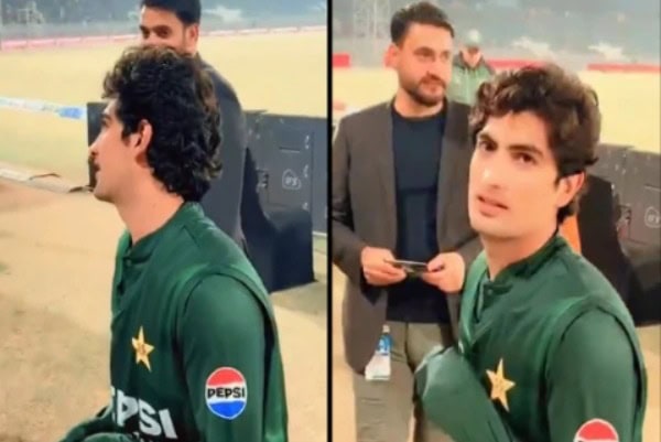 Abu Bohat Daantay Ge Naseem Shah Cute Reaction To Girls Selfie Request In Rawalpindi