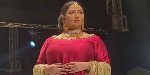 Kasay Kasay Log Celebrity Hain Mathiras Ramp Walk Sparks Debate On Social Media