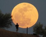 Pakistan Witnesses Spectacular Years Biggest And Brightest Supermoon