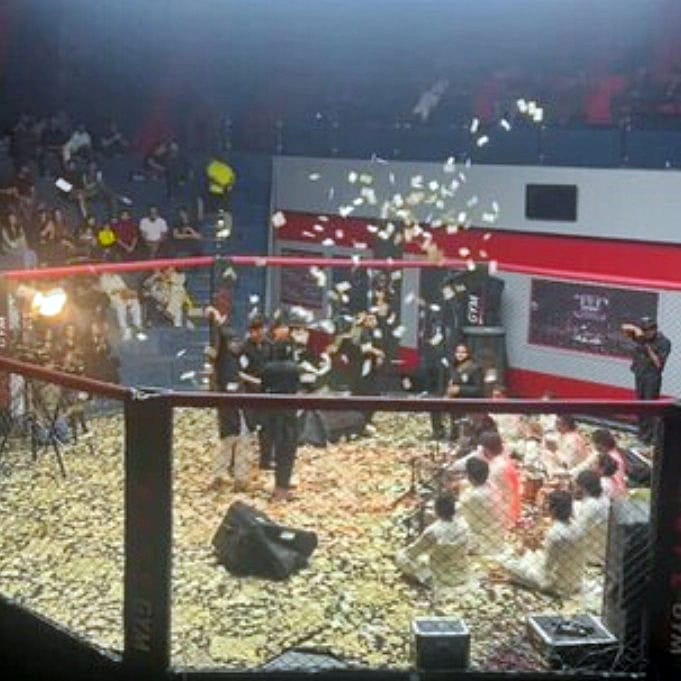 Pakistans First Ever Qawwali Performance Inside Fight Cage Goes Viral Online 