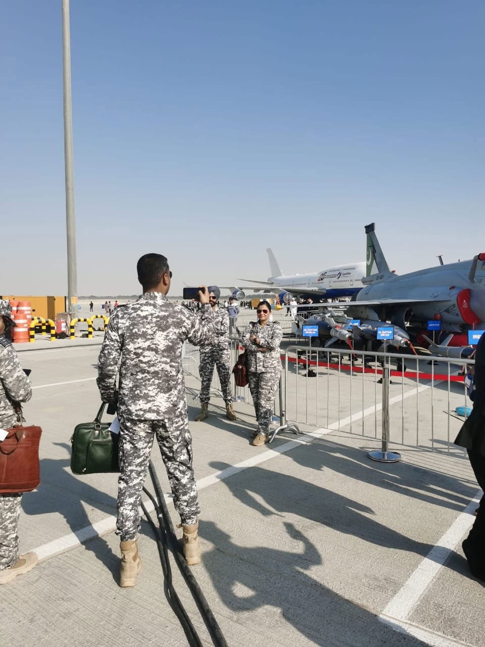 Tea Offered As Indian Air Force Officers Pose For Photos With Pakistans Jf 17 Jet At Dubai Airshow