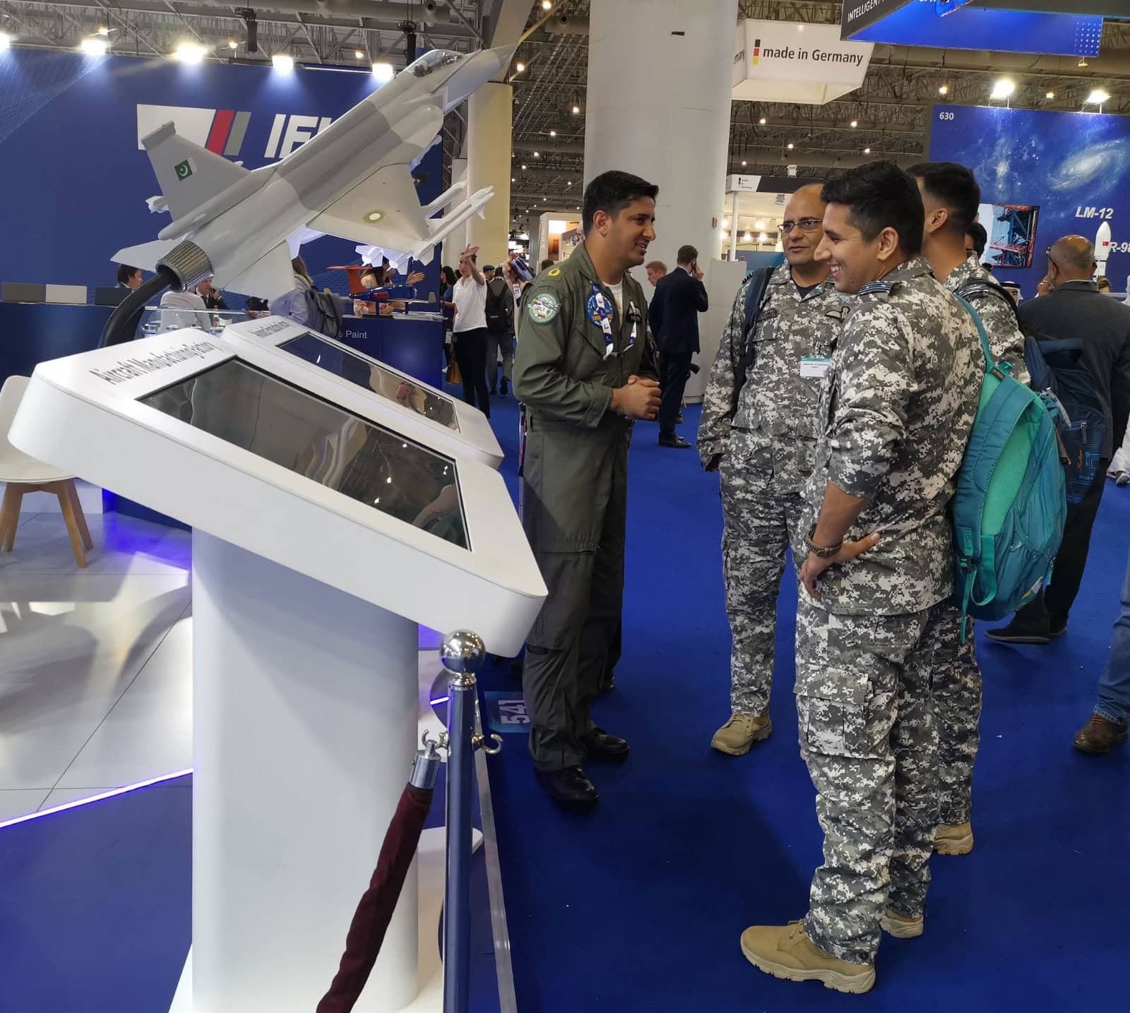 Tea Offered As Indian Air Force Officers Pose For Photos With Pakistans Jf 17 Jet At Dubai Airshow