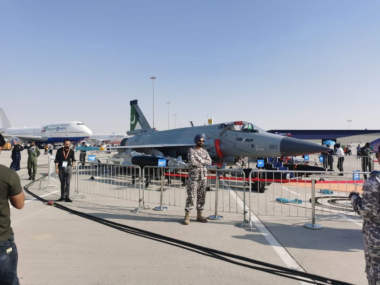 Tea Offered As Indian Air Force Officers Pose For Photos With Pakistans Jf 17 Jet At Dubai Airshow