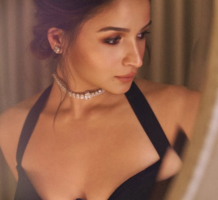 Alia Bhatt Stuns Fans In Black Halter Neck Dress See Viral Pics 