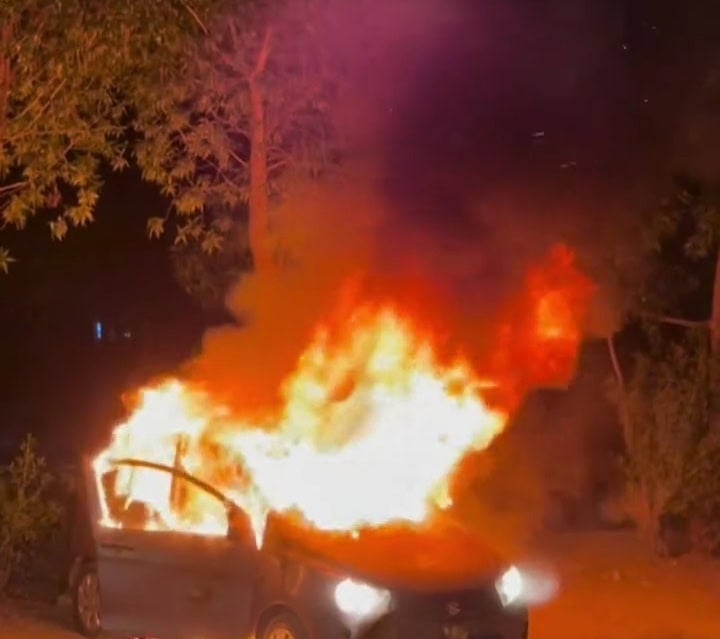 Car Goes Up In Flames At Rabeeca Khans Baraat And Netizens Call It Content 