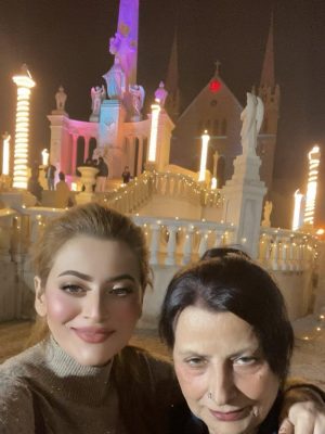 Christmas 2025 Pakistani Showbiz Stars Spread Holiday Cheer With Heartwarming Moments 