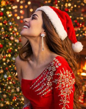 Christmas 2025 Pakistani Showbiz Stars Spread Holiday Cheer With Heartwarming Moments 