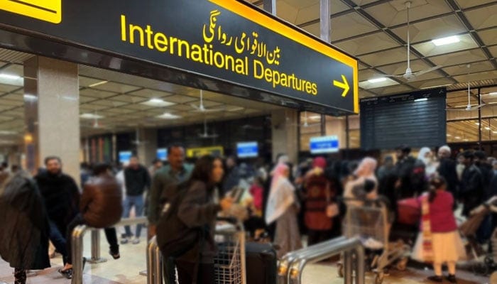 How many Pakistanis went abroad for employment in 2025?