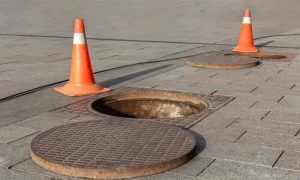 Woman Daughter Fall Into Open Manhole In Lahore