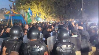 Jamaat I Islami Workers Dispersed By Tear Gas In Bid To Enter Red Zone Near Sindh Assembly