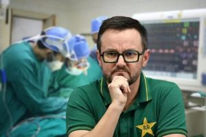 Pcb Head Coach Mike Hesson Goes Under The Knife In Lahore