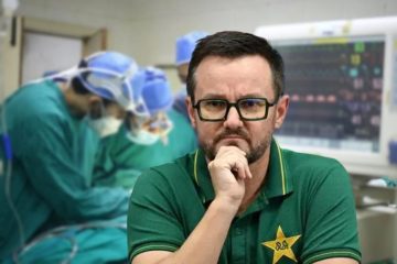 Pcb Head Coach Mike Hesson Goes Under The Knife In Lahore