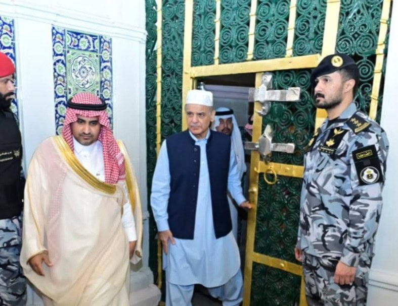 Pm Shehbaz Pays Respect At Masjid E Nabwi Saw After Meeting Mbs 