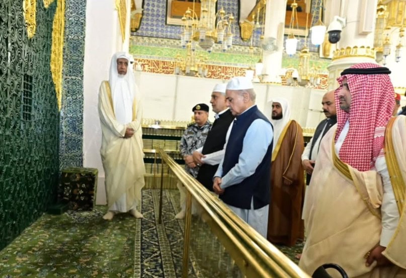 Pm Shehbaz Pays Respect At Masjid E Nabwi Saw After Meeting Mbs 
