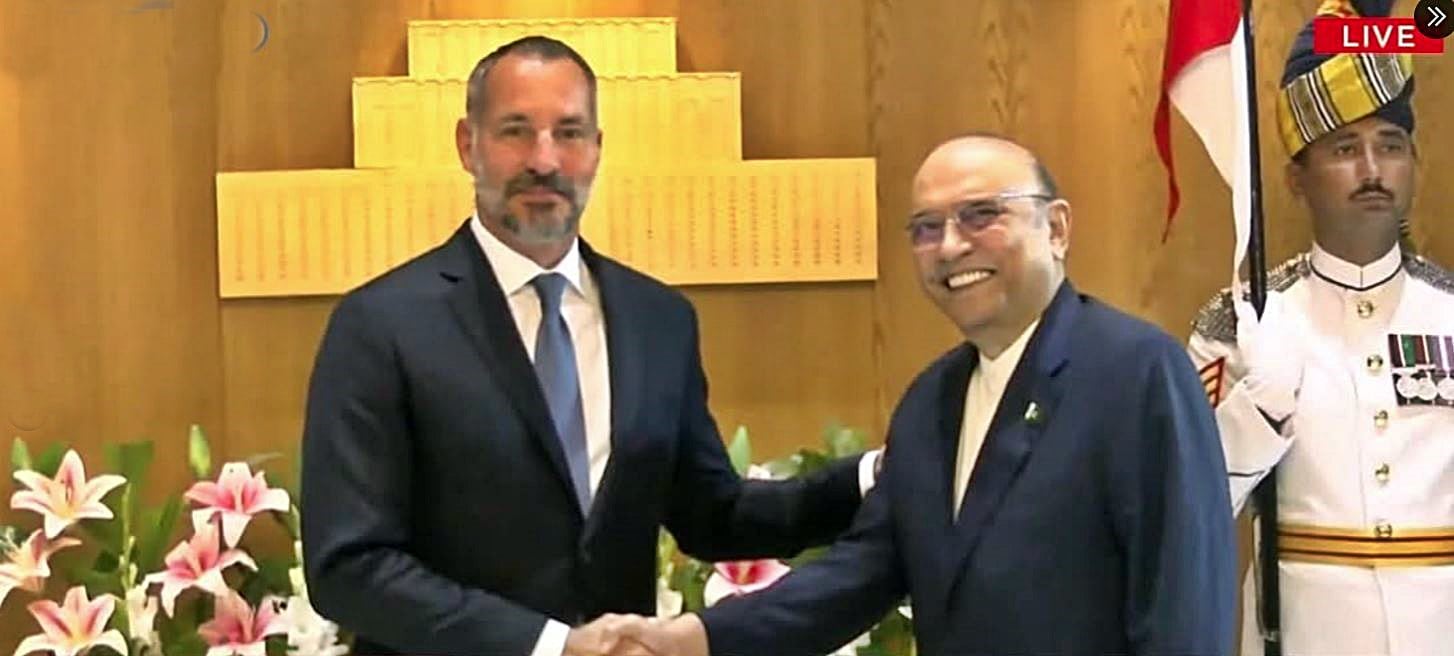 Aga Khan V Rahim Al Hussaini Gets Warm Welcome On First Official Visit To Pakistan 