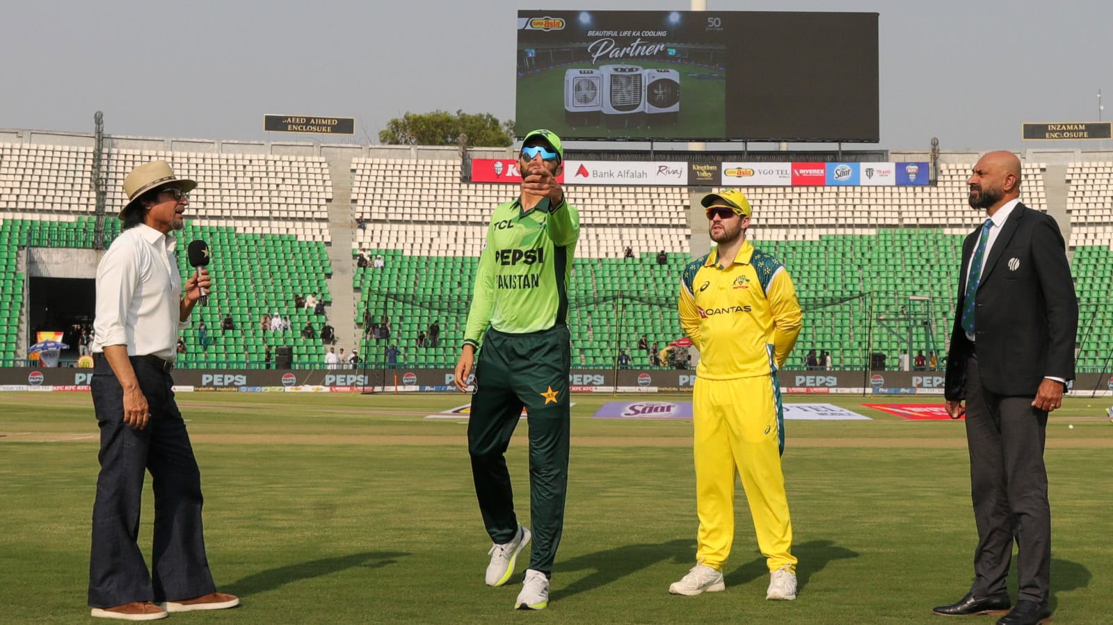 Pakistan restrict Australia to 231 in second ODI